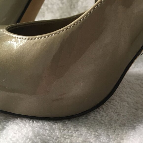 Stuart Weitzman Patent Leather Round Toe Heels in Tan (7.5 M) - Picture 6 of 8